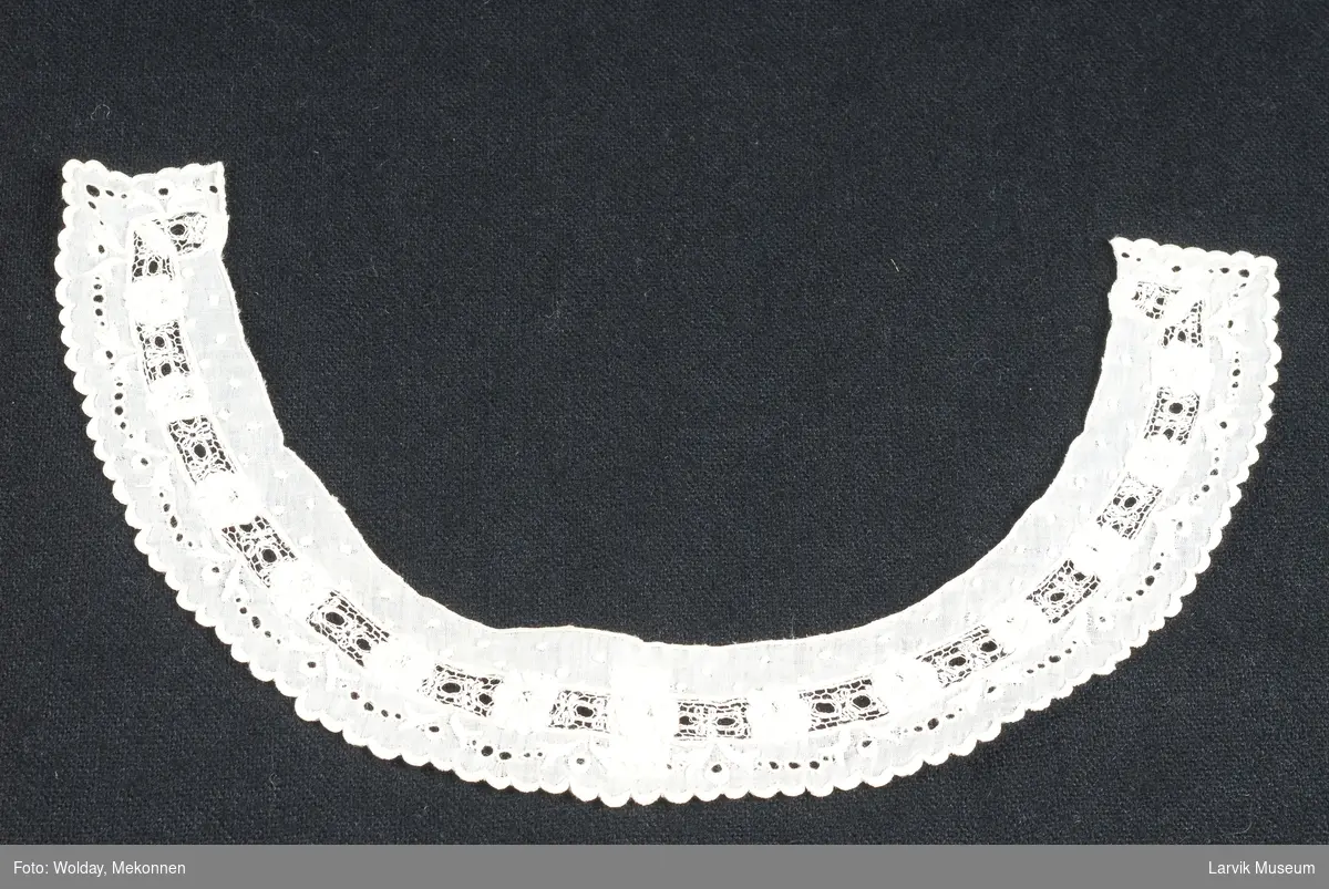 Form: hvit batist,mellomverk av Tønder-knipling påsatt
