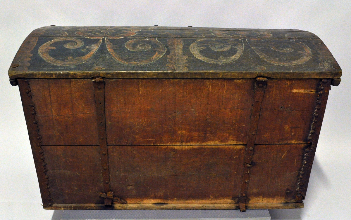 Fra protokollen: 
Kiste av eketræ.
Påskrift: S O D? 1728 eller 1798.