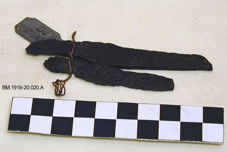 Fragmenter av to kniver av jern, avbrukket både i odd og tange. Den ene synes å ha liknet Jan Petersen: Vikingetidens redskaper, fig.107, den andre er nærmest ubestembar. Lengde 6,5 og 9,5 cm.