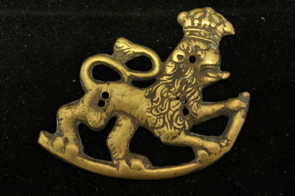To løver med krone, vendt mot høyre.