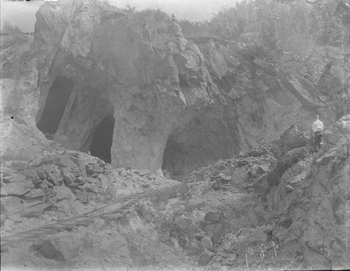 Feltspatbruddet som heter Tangenbruddet ved Kammerfosselven, Kragerø. Bilde er sannsynligvis tatt i 1906.