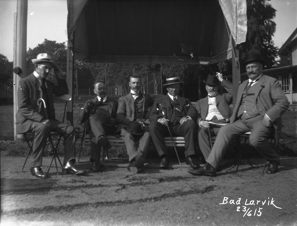 Seks herrer utenfor Larvik bad 23/6-1915