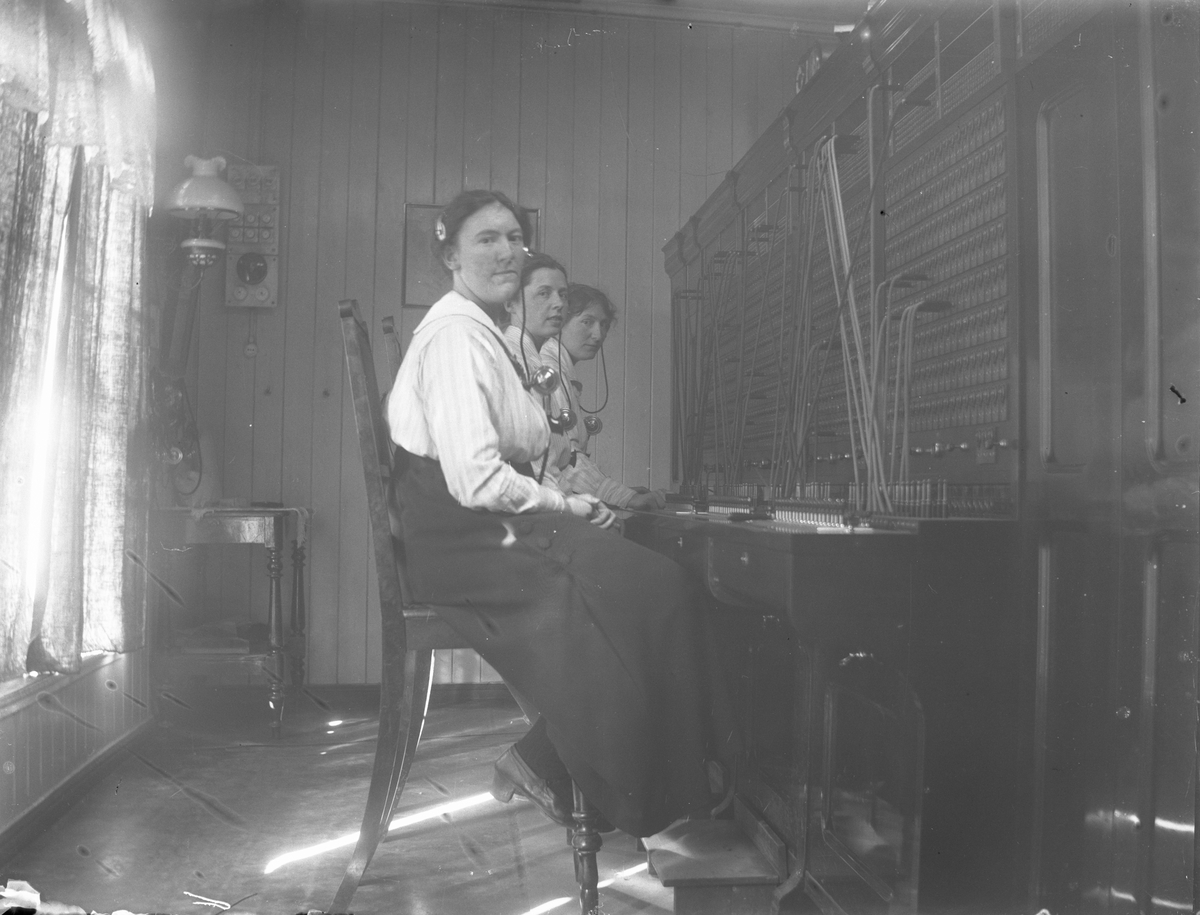 Damene ved telefonsentralen i Kragerø, etter 1890-åra