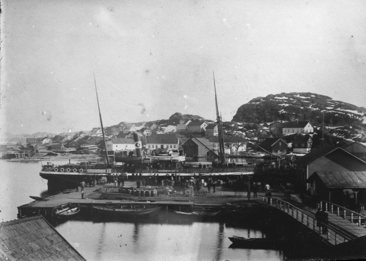 Dampskip ("Harald Hårfagre") ved Dampskipskaia, Øya i bakgr. (foto av tidl. foto) Kragerø år 1872