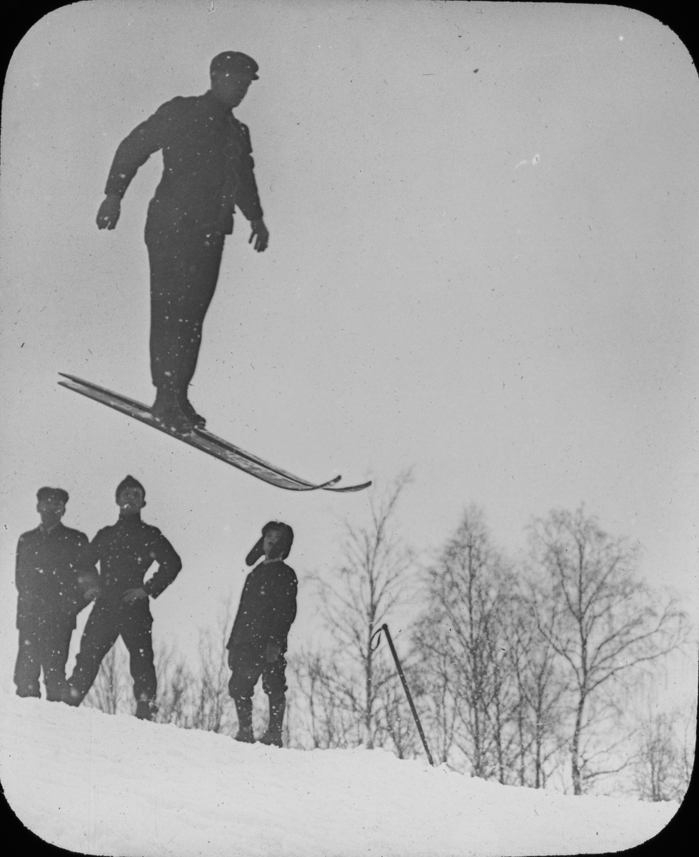 En mann hopper på ski