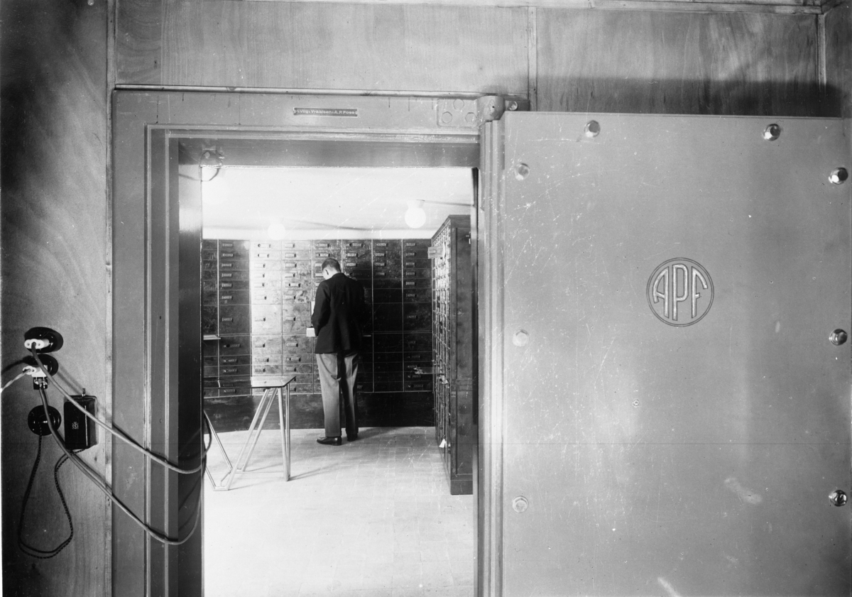 En mann fotografert inne i et banklokale