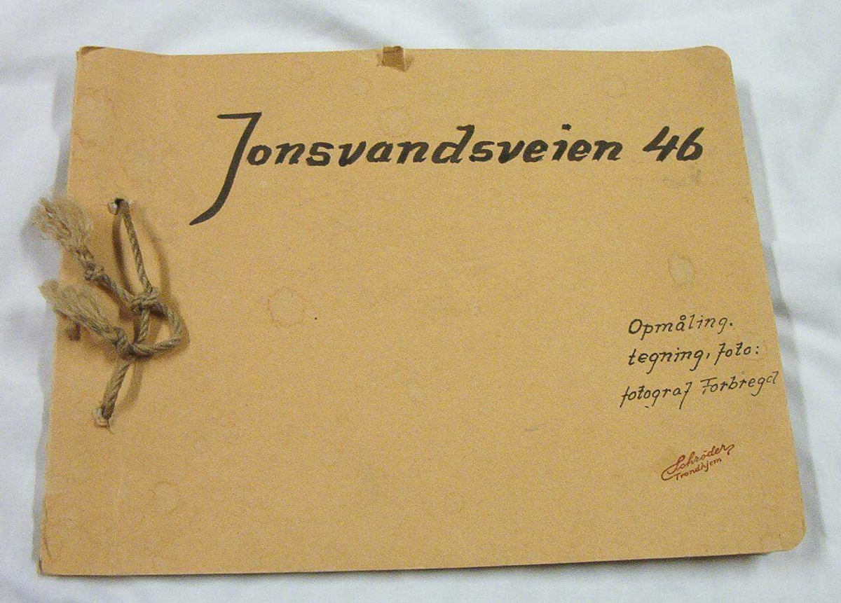 Skisser av Jonsvannsveien 46, inneholder også foto av Bandeklosteret. 7 stk situasjonsplaner. Skissene er heftet sammen.