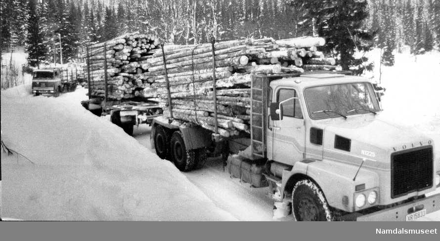 Skogsdrift. Tømmertransport med bil. Fremst Volvo N12-serien.