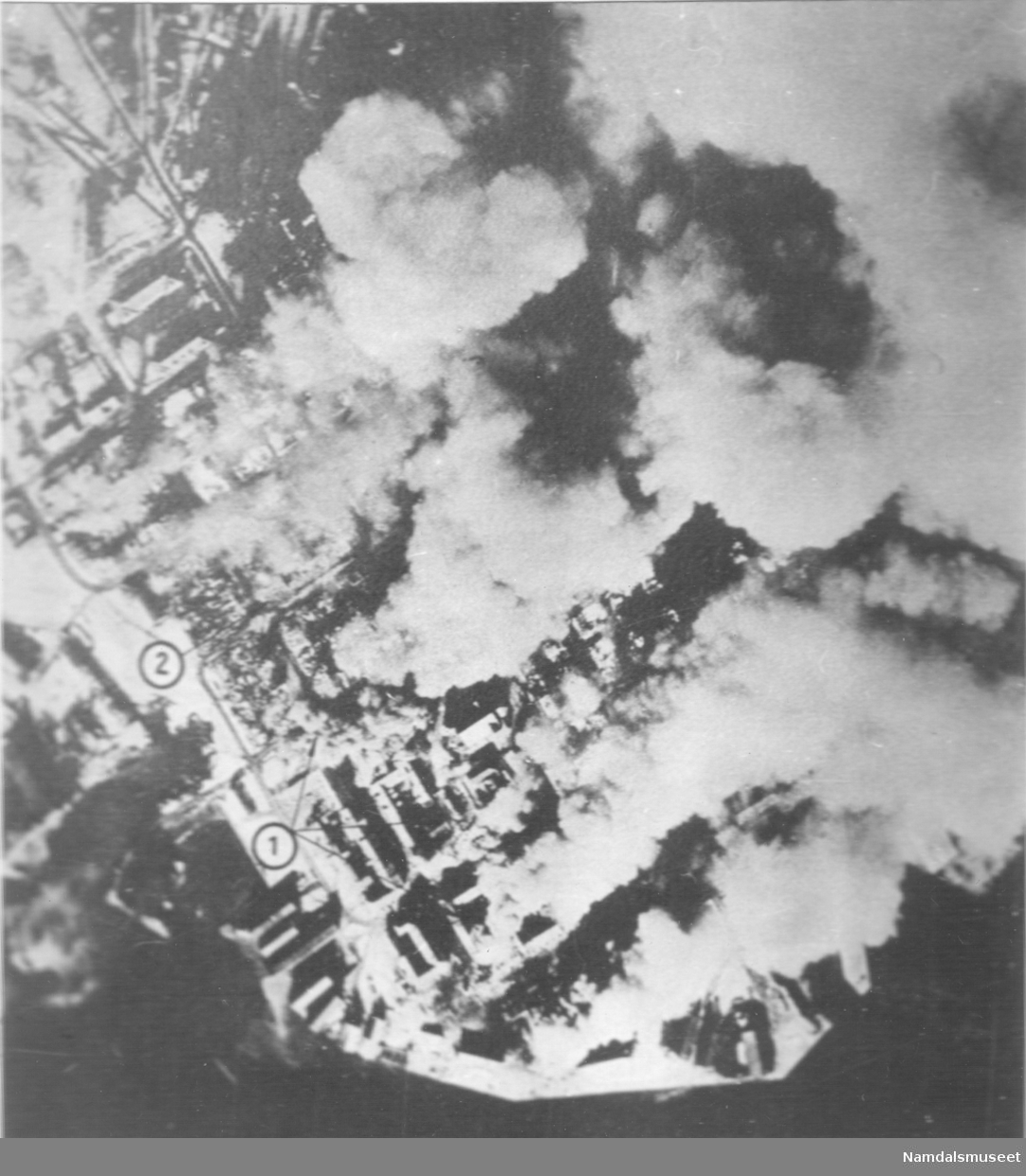 Bybilde, Namsos. April 1940. Byen brenner. Etter Tysk flyfoto.