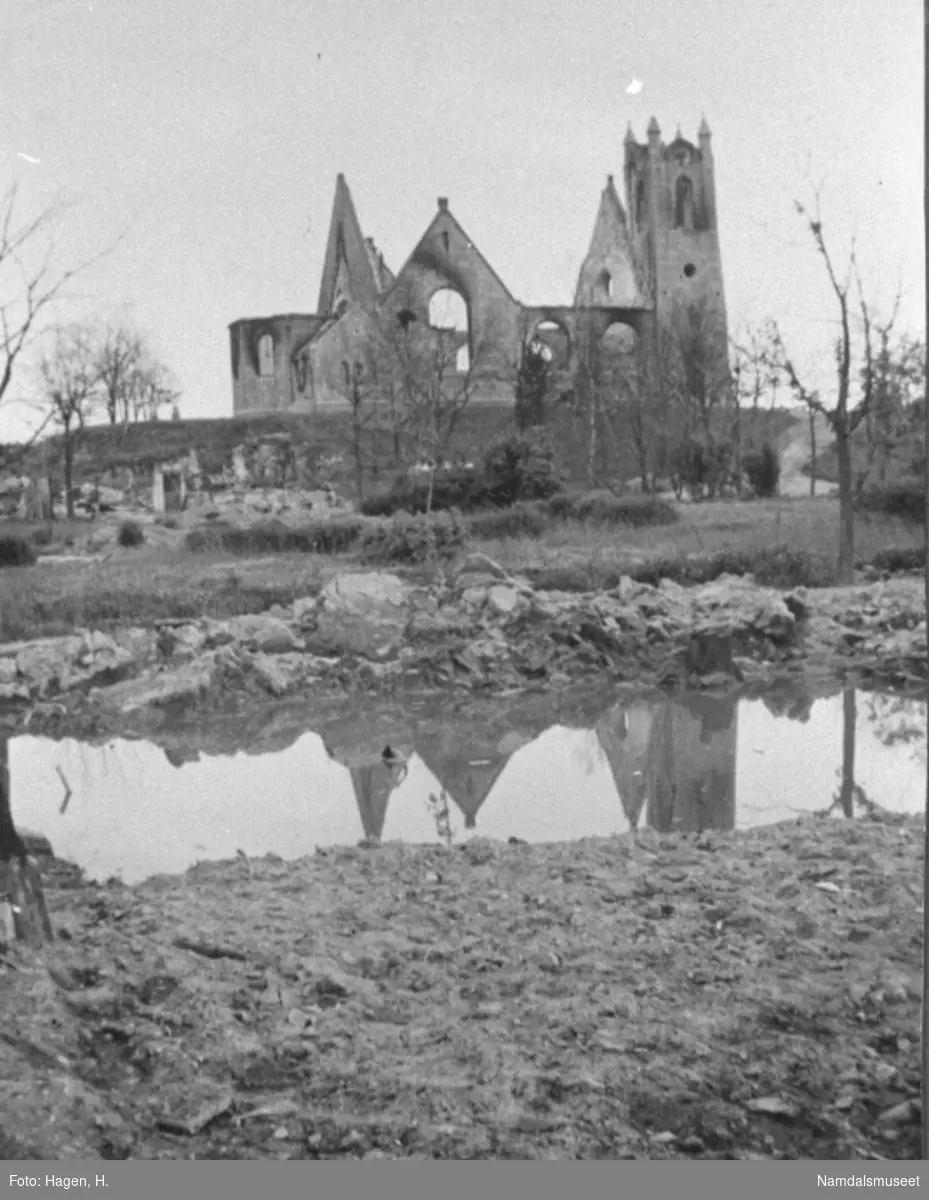 Namsos kirke etter bombingen 20.04.1940. Parken i forgrunnen.

