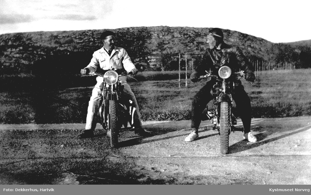 Arne Olsen og Otto Dekkerhus på motorsykler