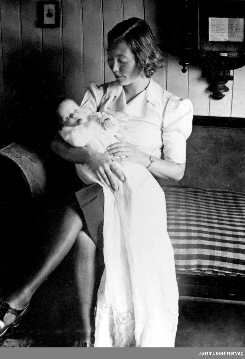 Edith Haugland Lauglo med datteren og dåpsbarnet Randi