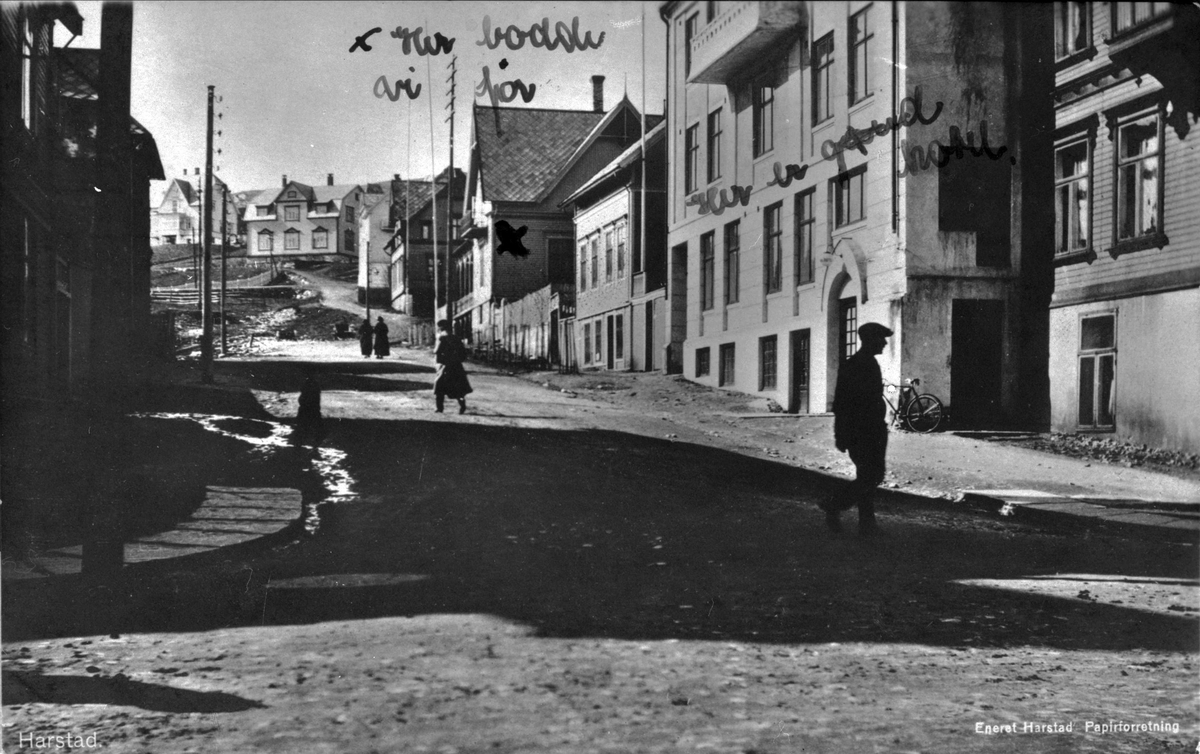 Postkort med motiv fra Håkons gate, sett oppover fra Strandgata.