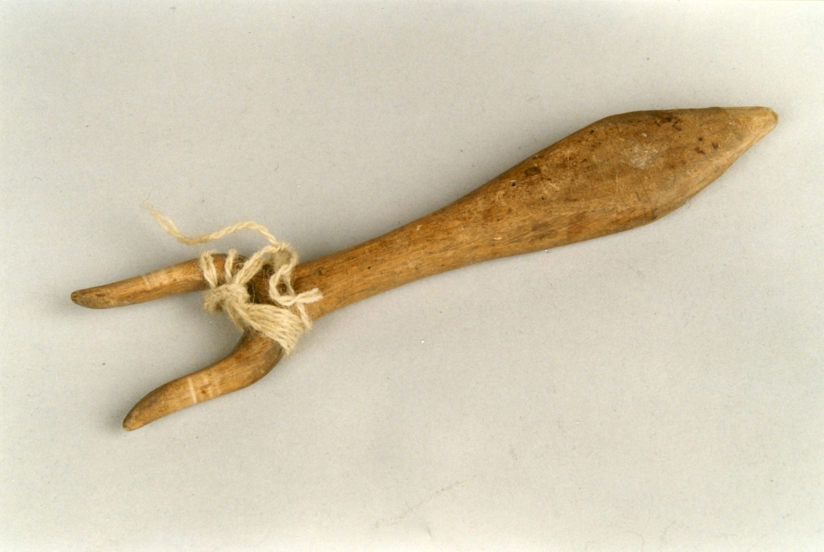 - Gaffelliknende håndtak med to utoverbøyde tinner
- Håndspunnet ullgarn og en snor, antakelig laget på gimpegaffelen, sitter viklet fast på gaffelen.
