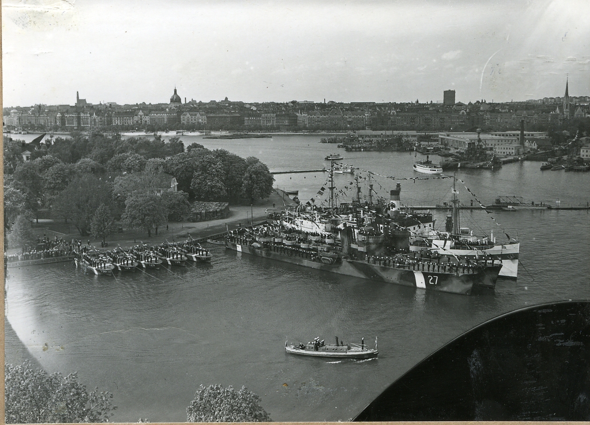 Kustjagare, Prins Carl och motortorpedbåtar förtöjda vid östra brobänken, Skeppsholmen.