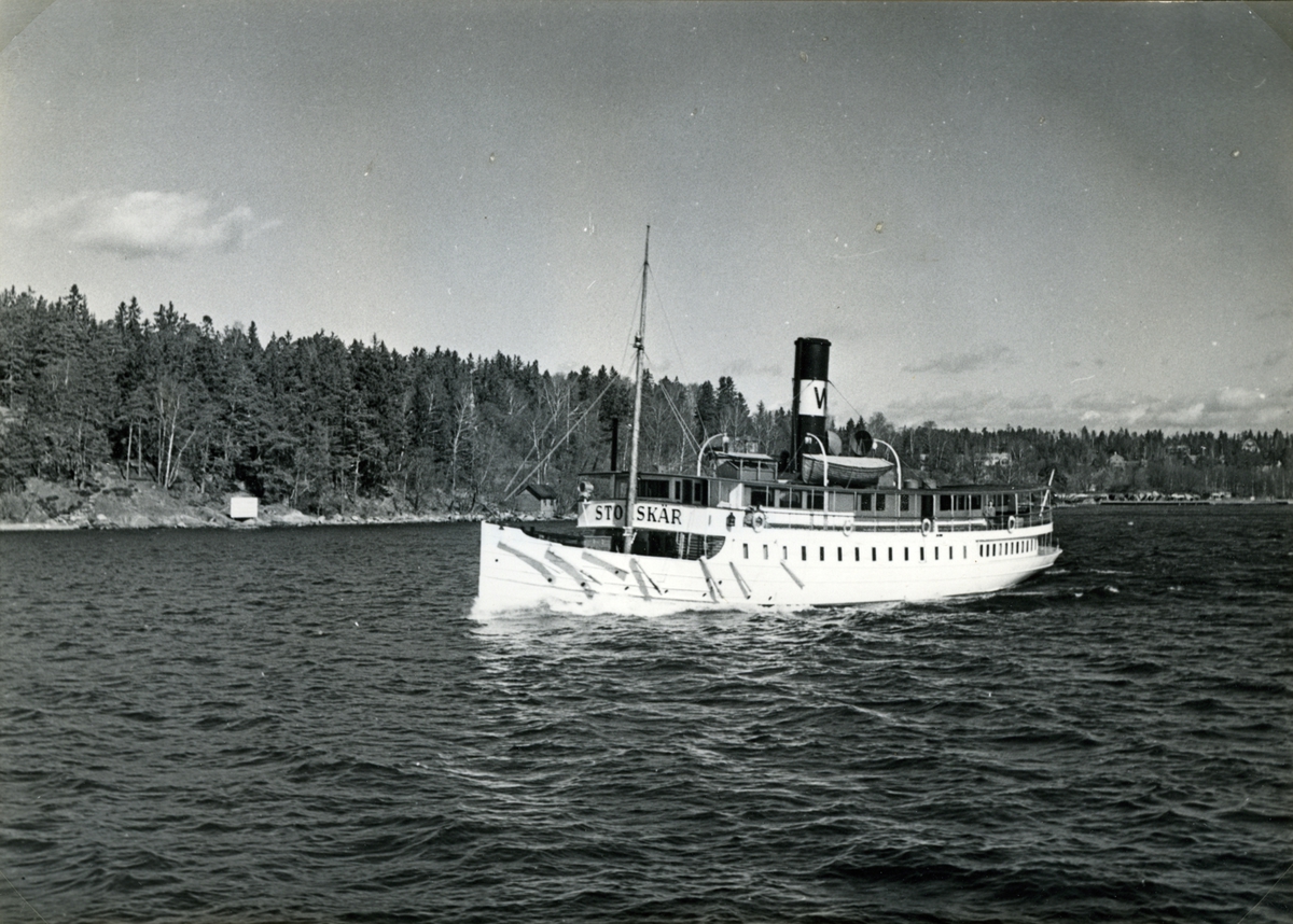 Skärgårdsbåten STORSKÄR passerar genom Halvkakssundet på ingående till Stockholm. I bakgrunden Lidingö-Brevik.