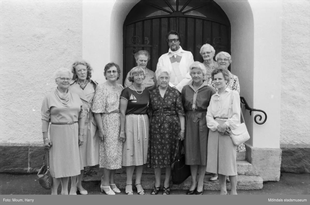 Konfirmander 50-årsjubilerar vid Lindome kyrka, år 1984. "Elvira Strömberg och kyrkoherde Oreklev med 1934 års konfirmander."

För mer information om bilden se under tilläggsinformation.
