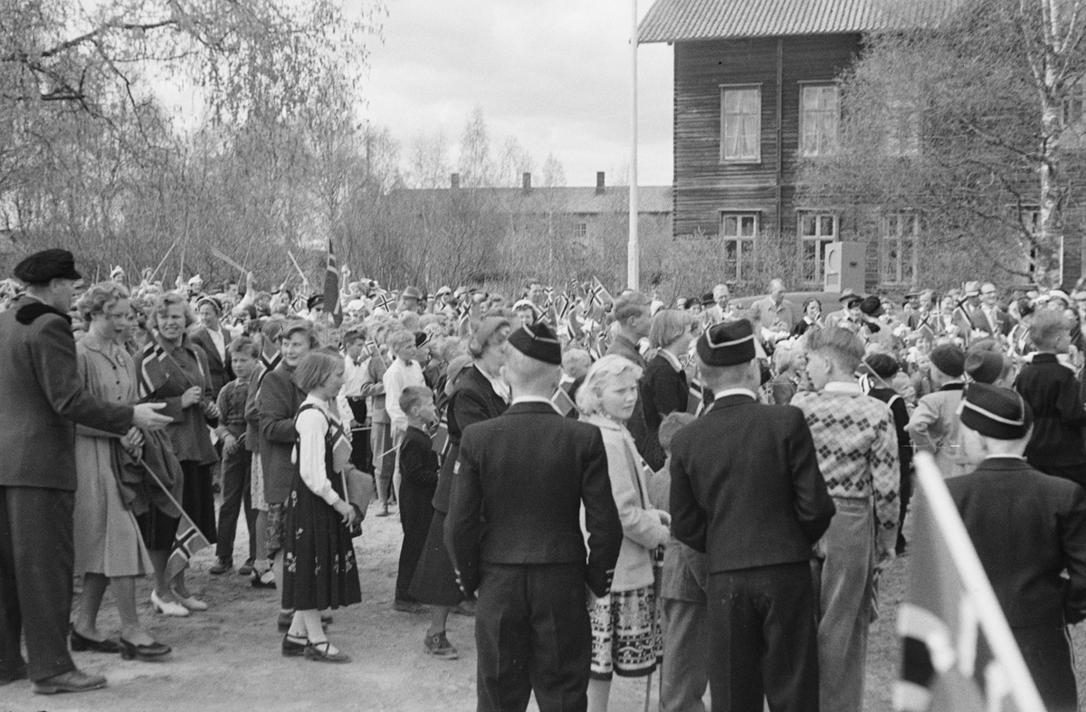 17. mai. Elverum. 
 1954. Folkemengde ved Folkvang. 