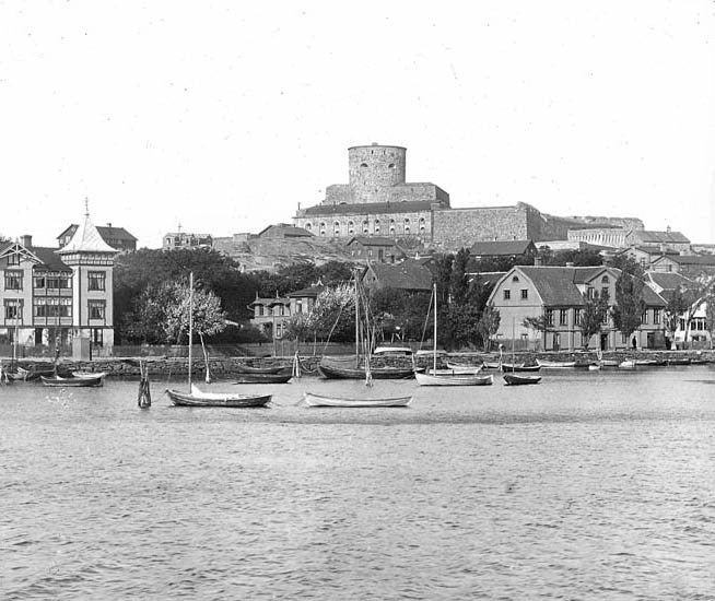 Marstrand.
Marstrands hamn med fästningen högt på krönet. Den gamla Karlstens fästning är troligen uppförd på 1500-talet och numera slopad som försvarsfästning. På sluttningen upp mot fästningen är staden belägen med sina vackra villor och planteringar.