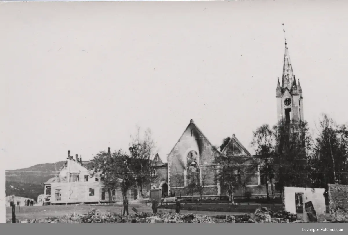Steinkjer kirke etter bombingen,