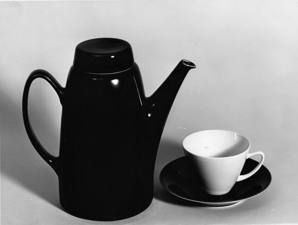 Produktfoto av kaffe/te-kanner, kopper med skåler