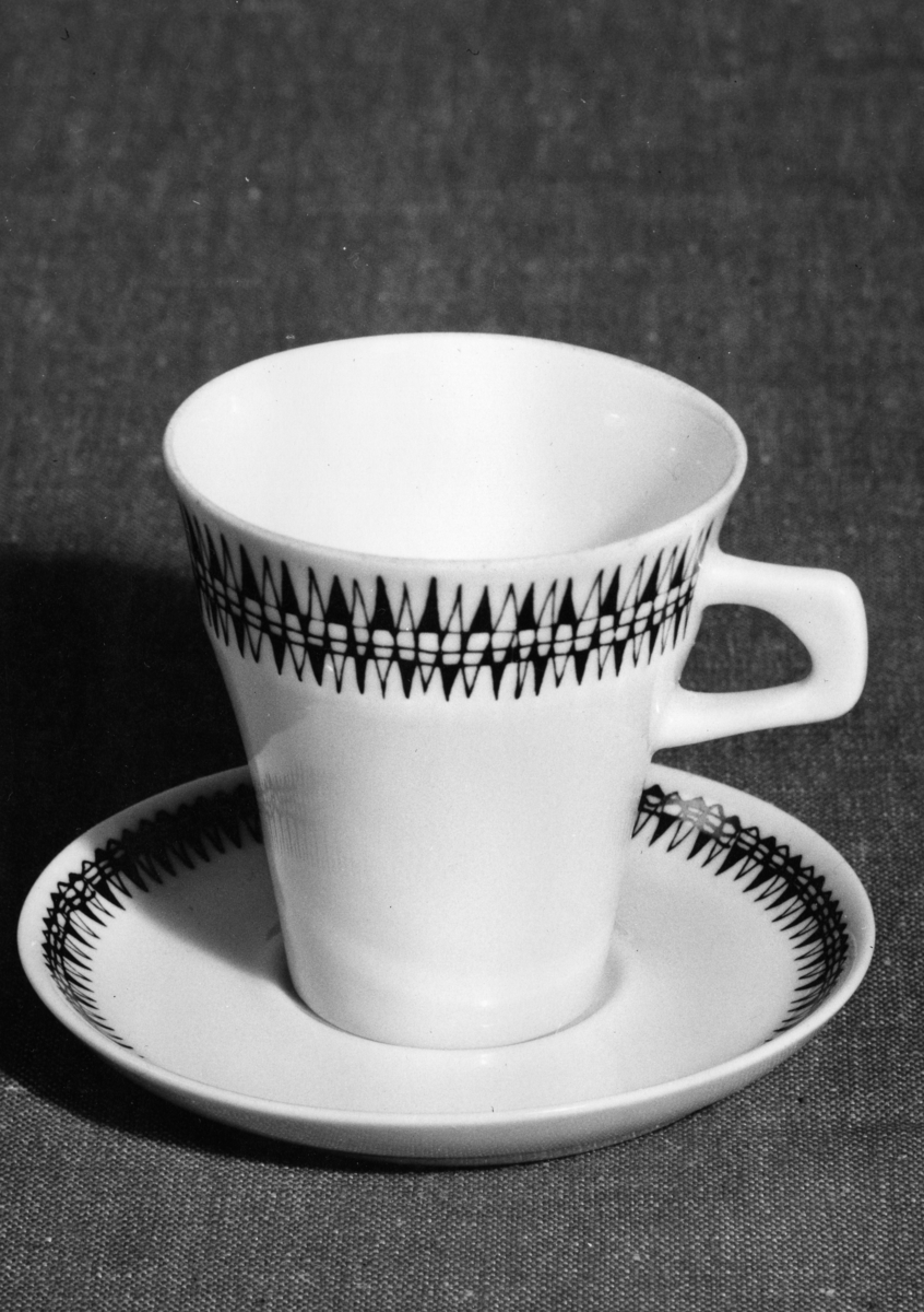 Produktfoto av kaffeservise
Denne modellen heter Jubileum, den ble produsert fra 1959. Den er designet av Eystein Sandnes.