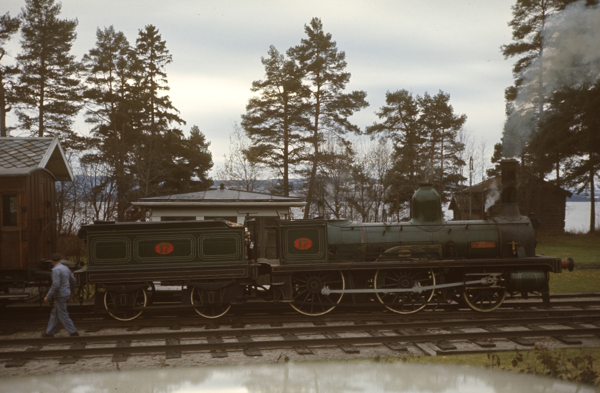 Damplok type 2a nr. 17 Caroline under prøvekjøring på Jernbanemuseet på Hamar i oktober 1968.