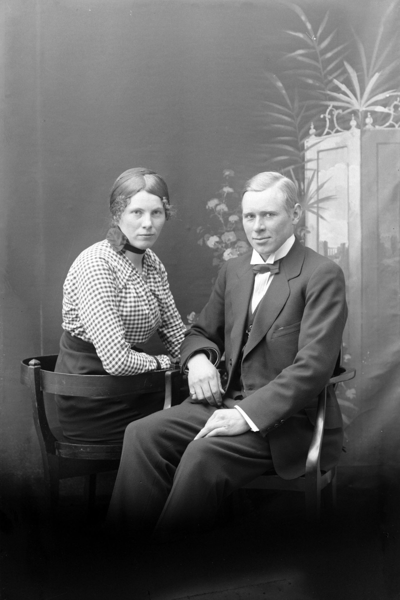 Studioportrett av Edvin Norman Thorbergsen og hans kone Ovidia.