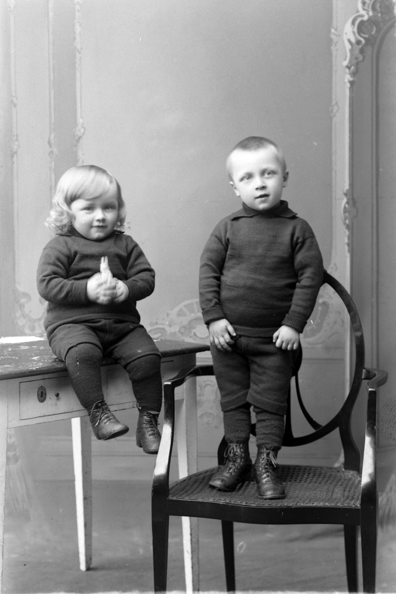 Studioportrett av to barn i helfigur, muligens brødrene Stockfleth.