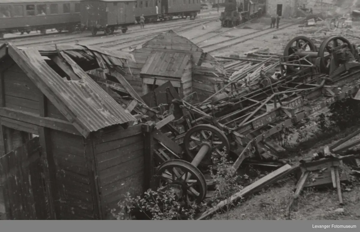 Smadret svensk jernbanevogn på Dombås etter bombingen 1940.