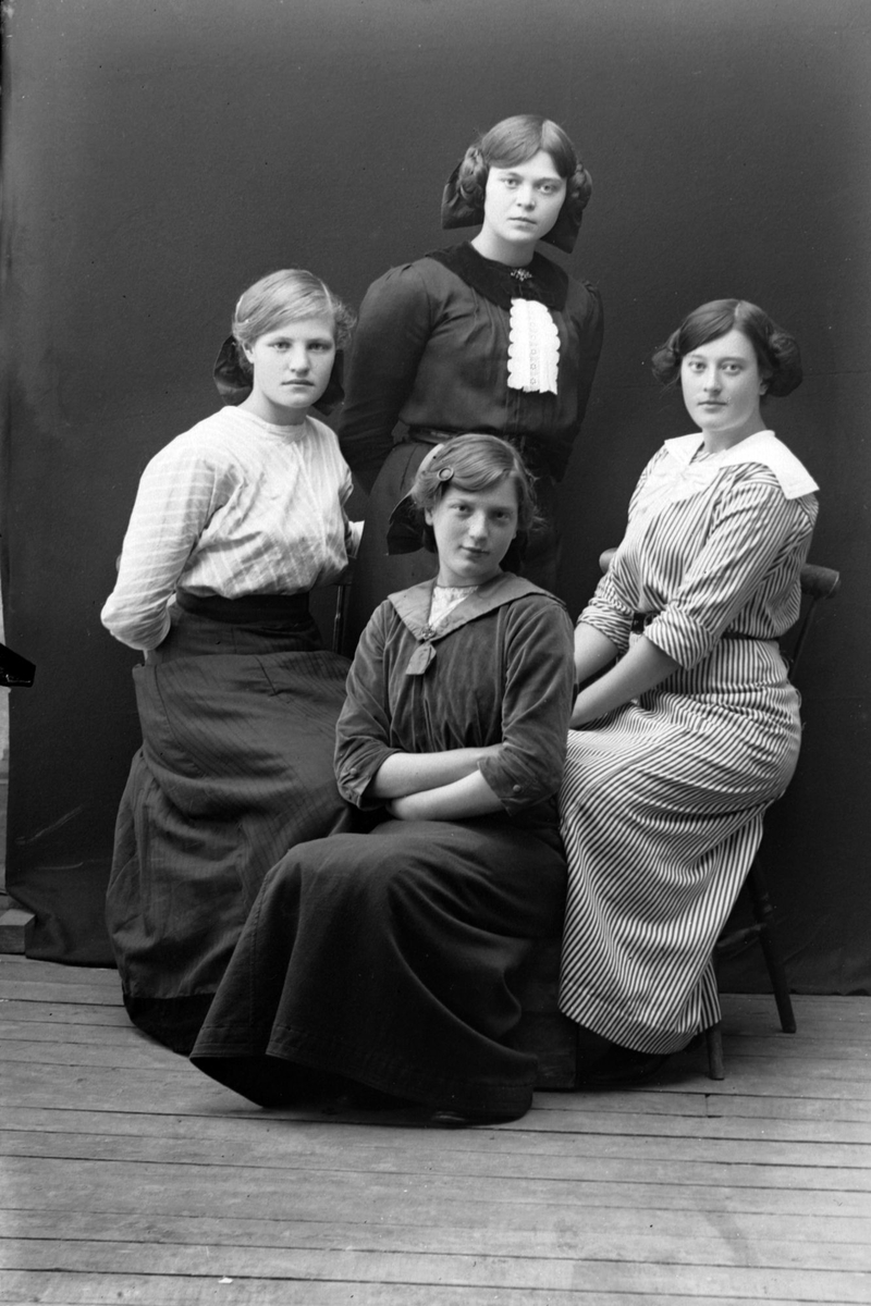 Gruppeportrett tatt i studio av fire kvinner.