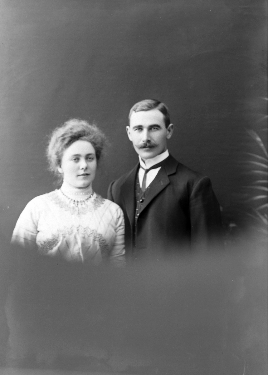 Studioportrett i halvfigur av to personer, trolig Arthur og Anna Waagen.