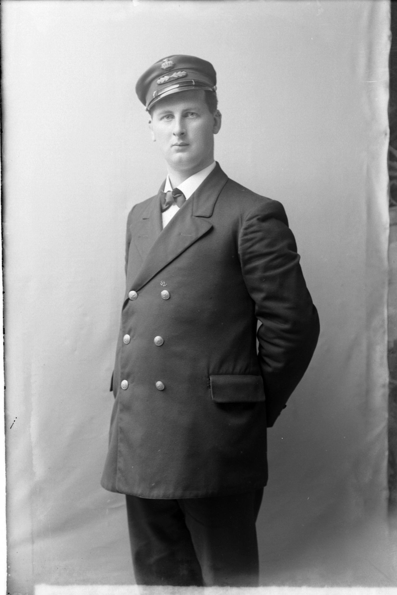 Studioportrett av en mann i uniform.