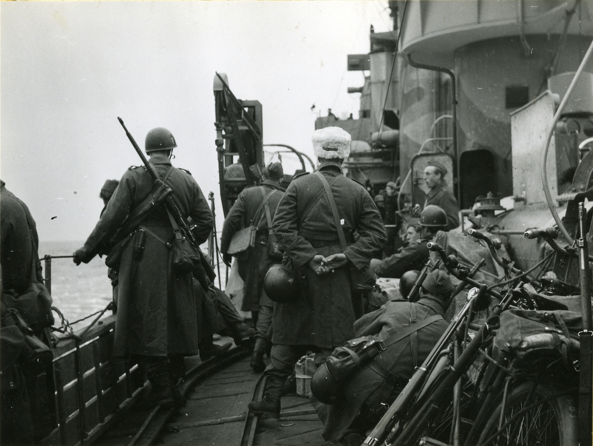 Samövningar 1943. Infanterister ombord.
