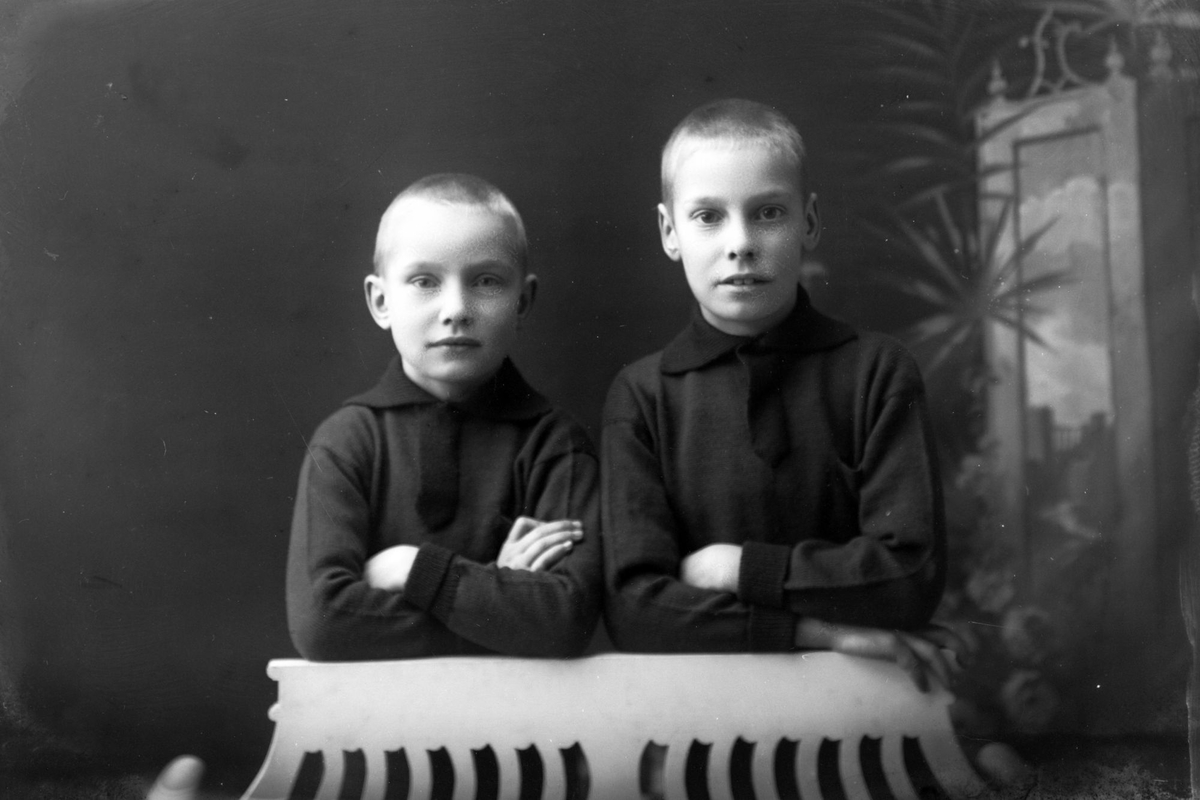 Studioportrett av to unge gutter.
