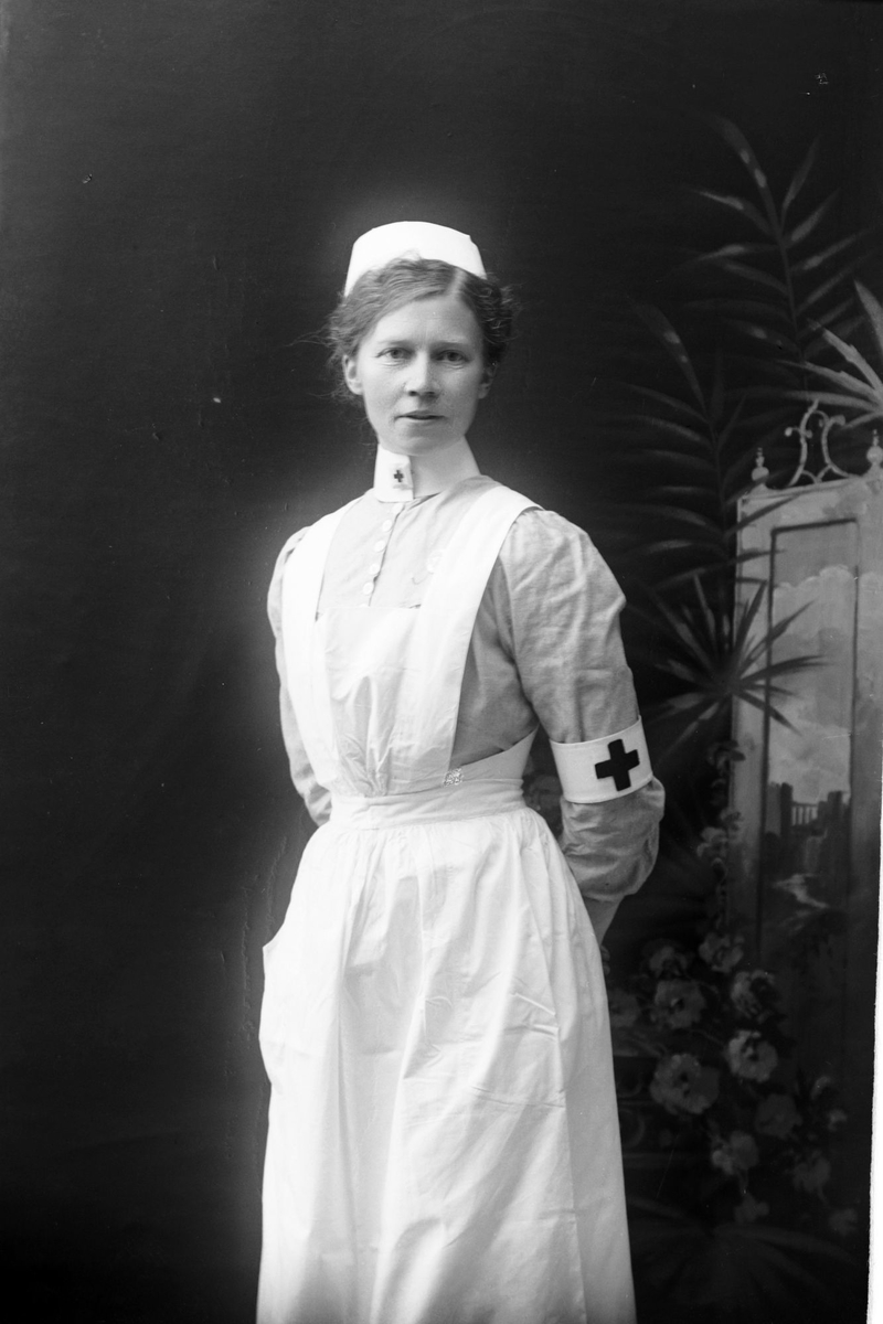 Studioportrett av en sykepleier i uniform.