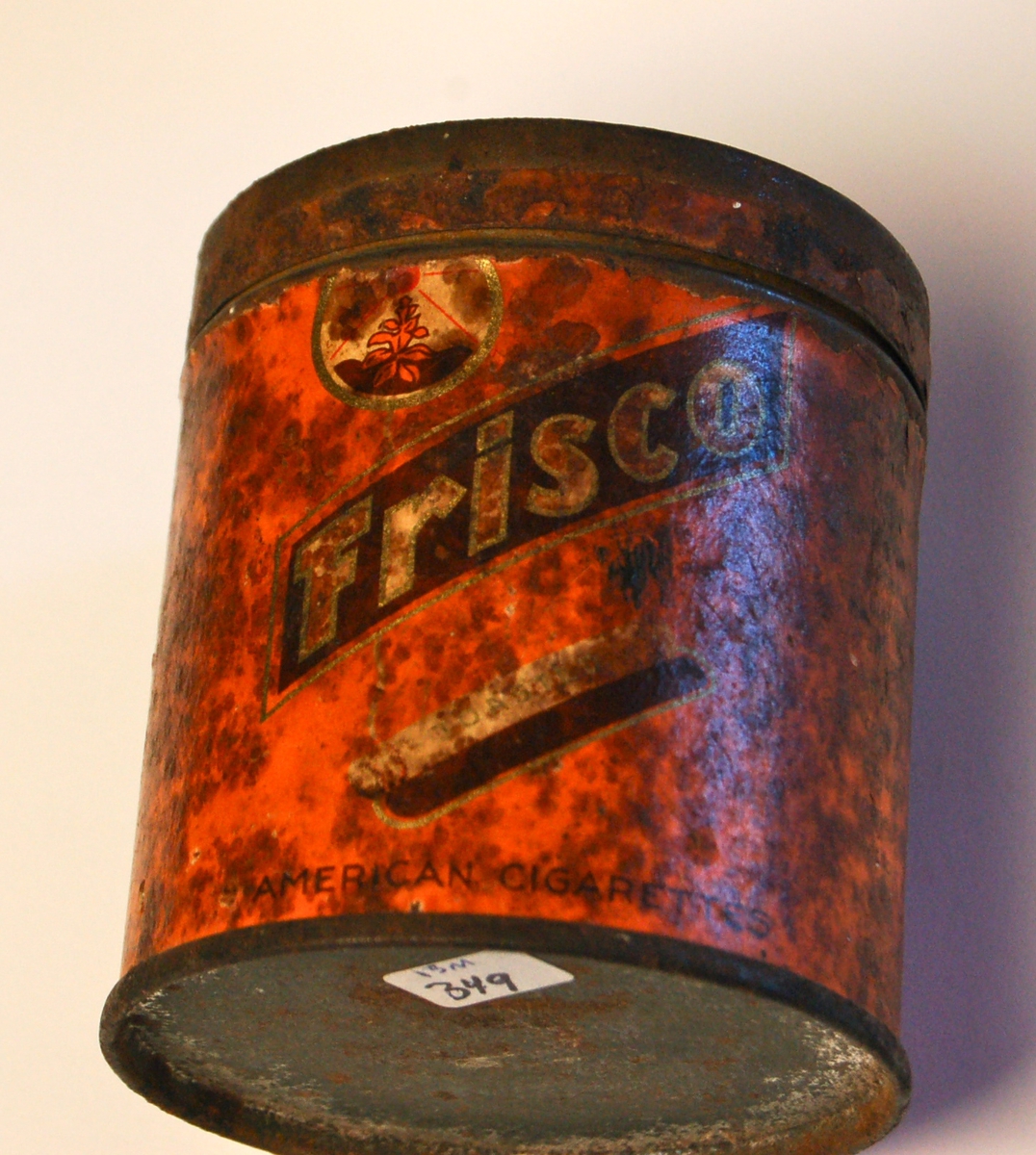 Sylinderforma boks med lokk til fabrikkrullet sigaretter.