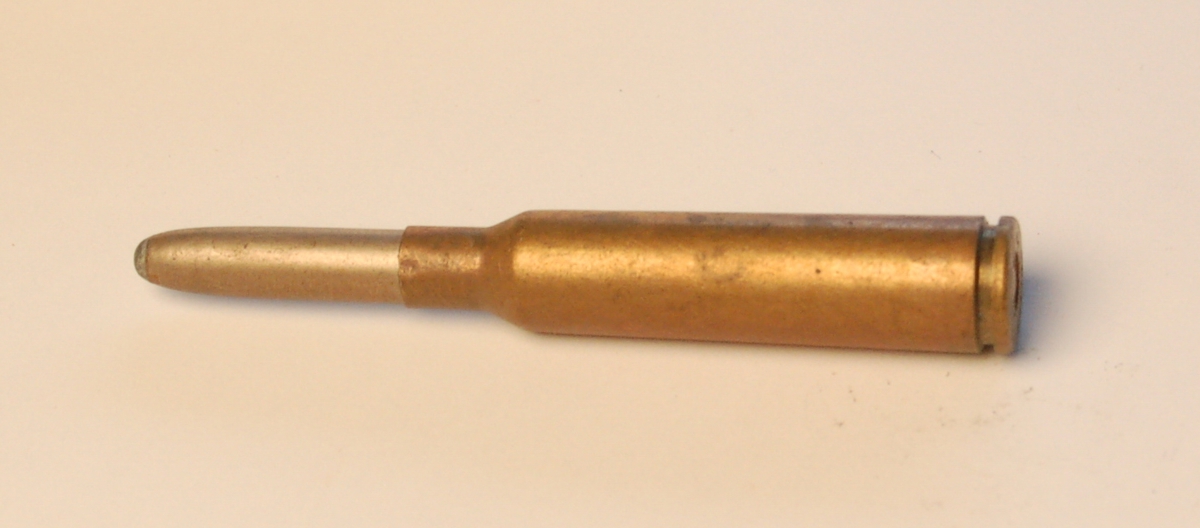 Fulladet flaskeformet geværpatron i 6,5 mm. med blyspiss.