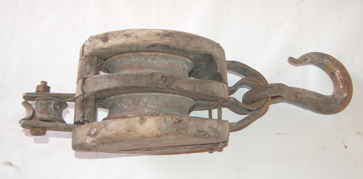 Oval formet 2-Skivers blokk av tre med jernbeslag, krok og hundsvott.