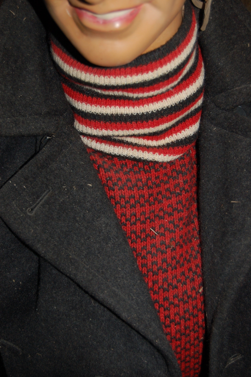 Rød/Svartspettet maskinstrikket ullgenser, med kvite render på krage og armbrot.
