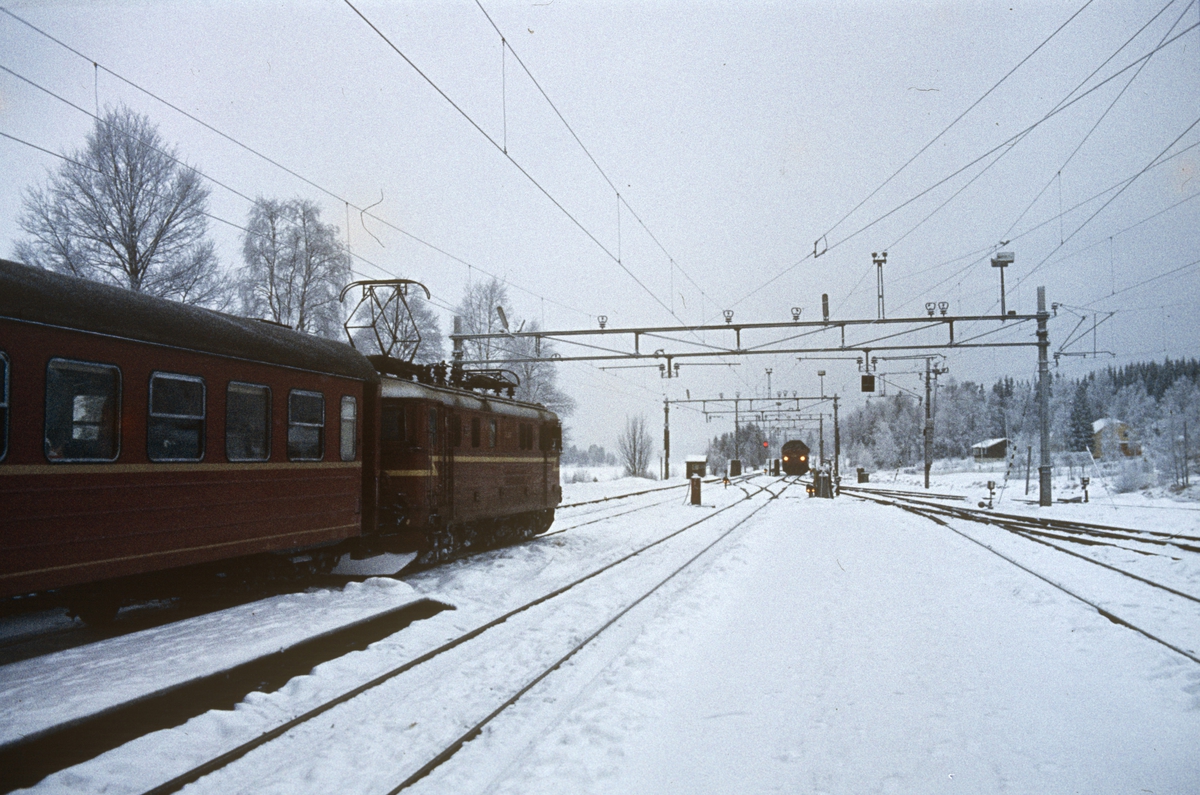 Elektrisk lokomotiv El 11 med persontog fra Gjøvik til Oslo Ø på Eina stasjon.