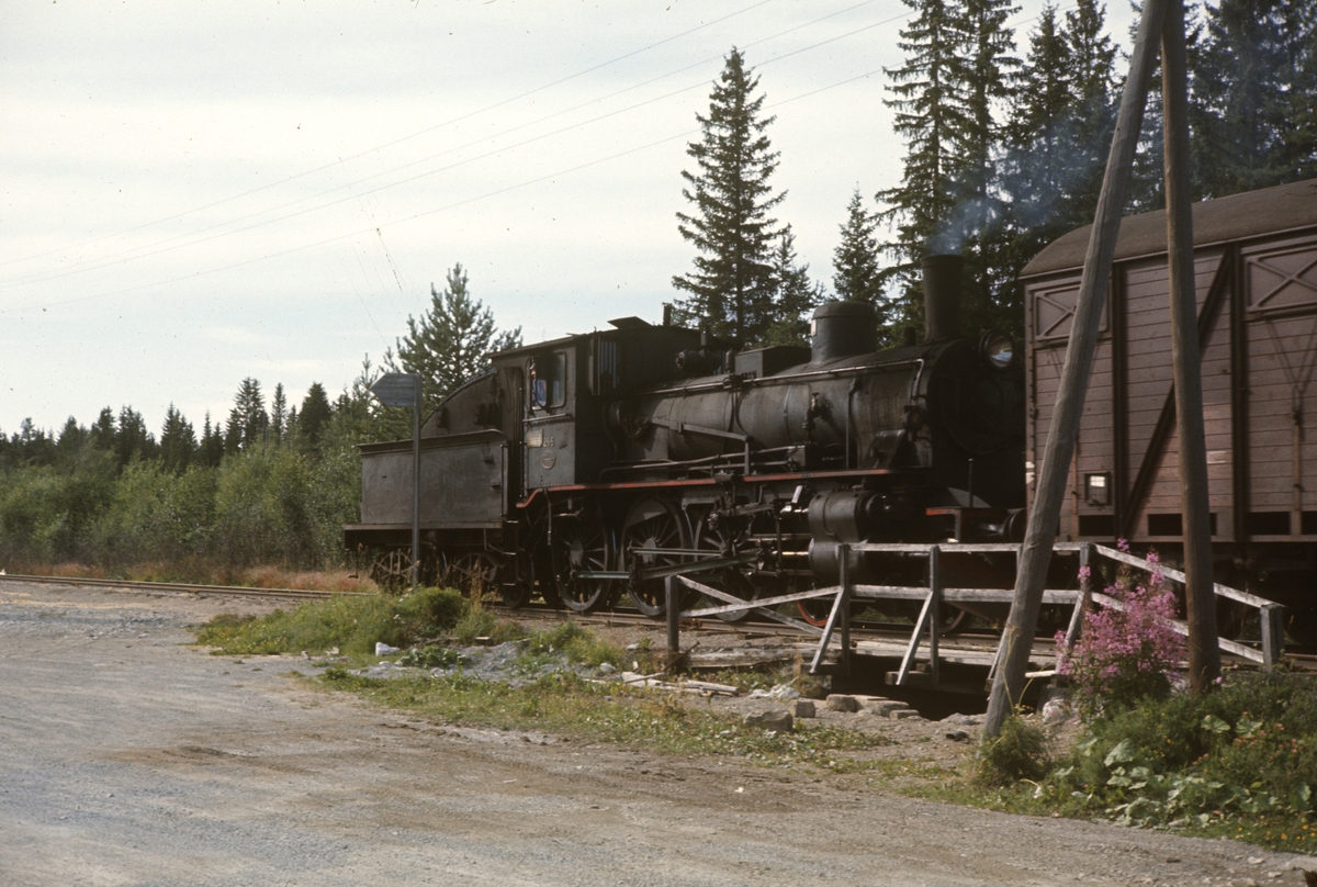 Damplokomotiv type 27a nr. 296 med godstog fra Skreia til Reinsvoll