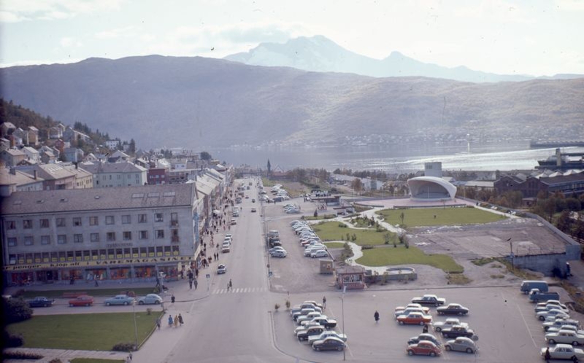 Narvik, Kongens gate, Parkhallen t.h. Kolflaatgården t.v. Moslingkiosken. Byparken.