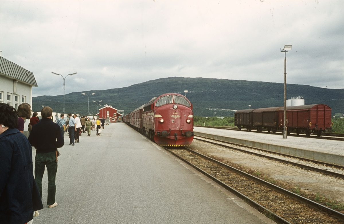 Diesellokomotiv Di 3 nr. 627 med dagtoget fra Bodø til Trondheim, tog 452, på Fauske stasjon