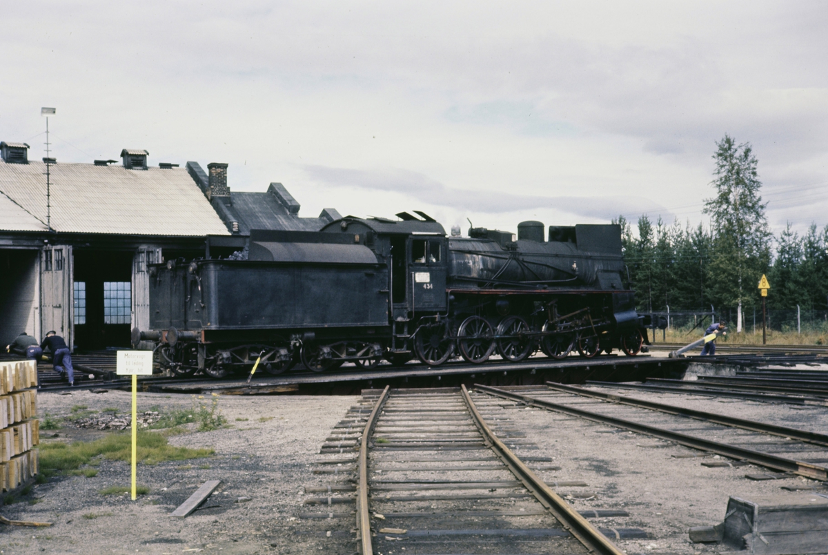 Damplok type 26c nr. 434 på svingskiven på Elverum stasjon.