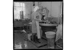 Kvinne i arbeid ved Bjellands fabrikk nr. 14 på Hamnneset.