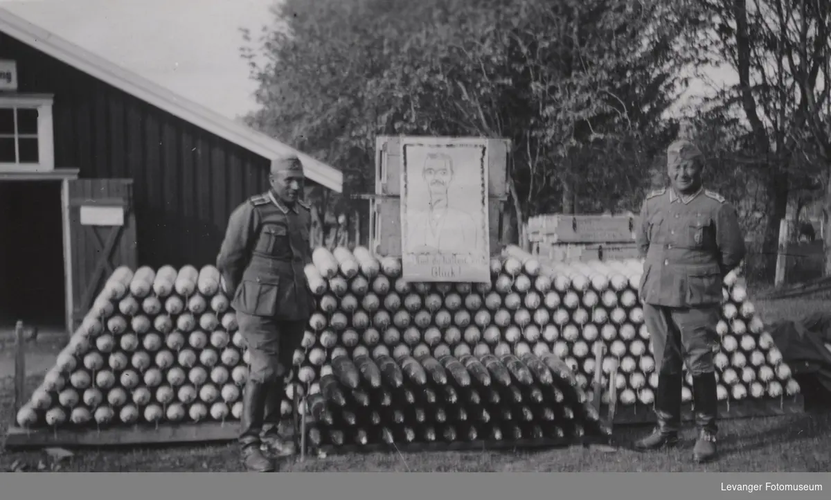 Foresggjort granatstabel med to tyske soldater.