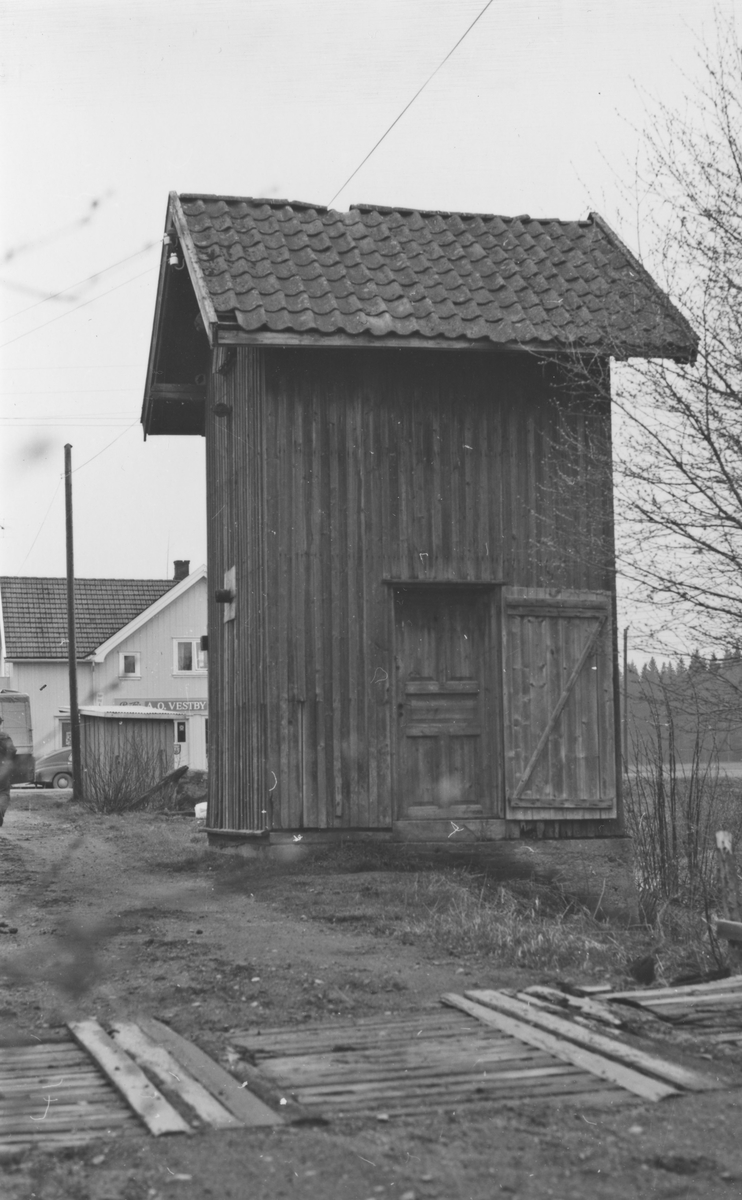 Vanntårnet på Finstadbru stasjon noen år etter nedleggelsen.