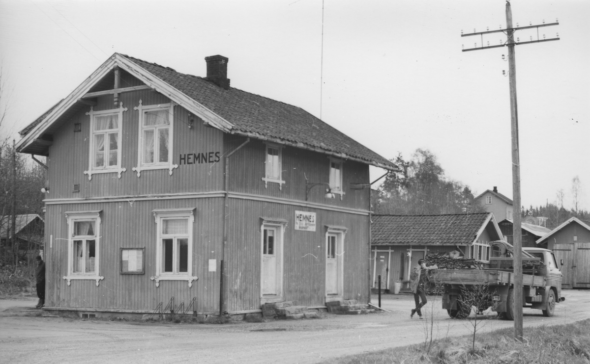 Fra Hemnes stasjon noen år etter nedleggelsen. Aktive medlemmer i Urskog-Hølandsbanen har lånt lastebil av NSB og samler inn gjenstander fra stasjoner langs den nedlagte banen.