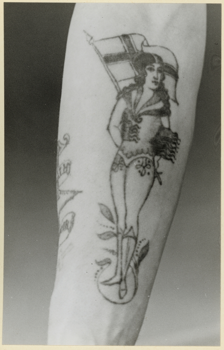 ANDRÉN, BIRGER
F. 1906 I VISBY
SJÖMAN, STOCKHOLM

Tatueringar utförda i Göteborg vid skilda tillfällen.

Andrén är övertygad om att tatueringar skydda mot feber i sydliga länder.
